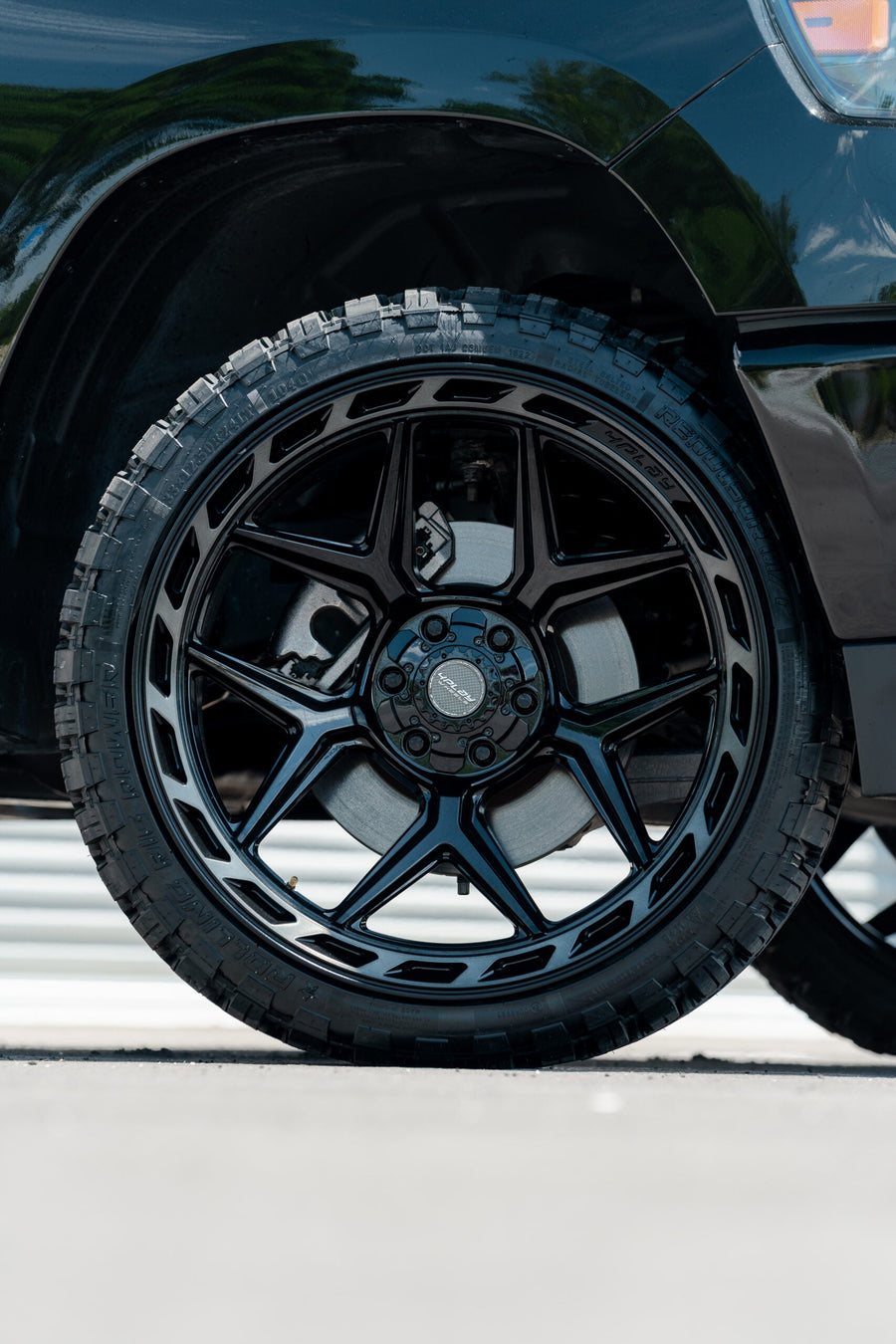 RAM 1500 4PLAY WHEELS 4P55 24X12 33X12.5X24 RBP TIRE LEVELED 2.0 INCH IN FRONT