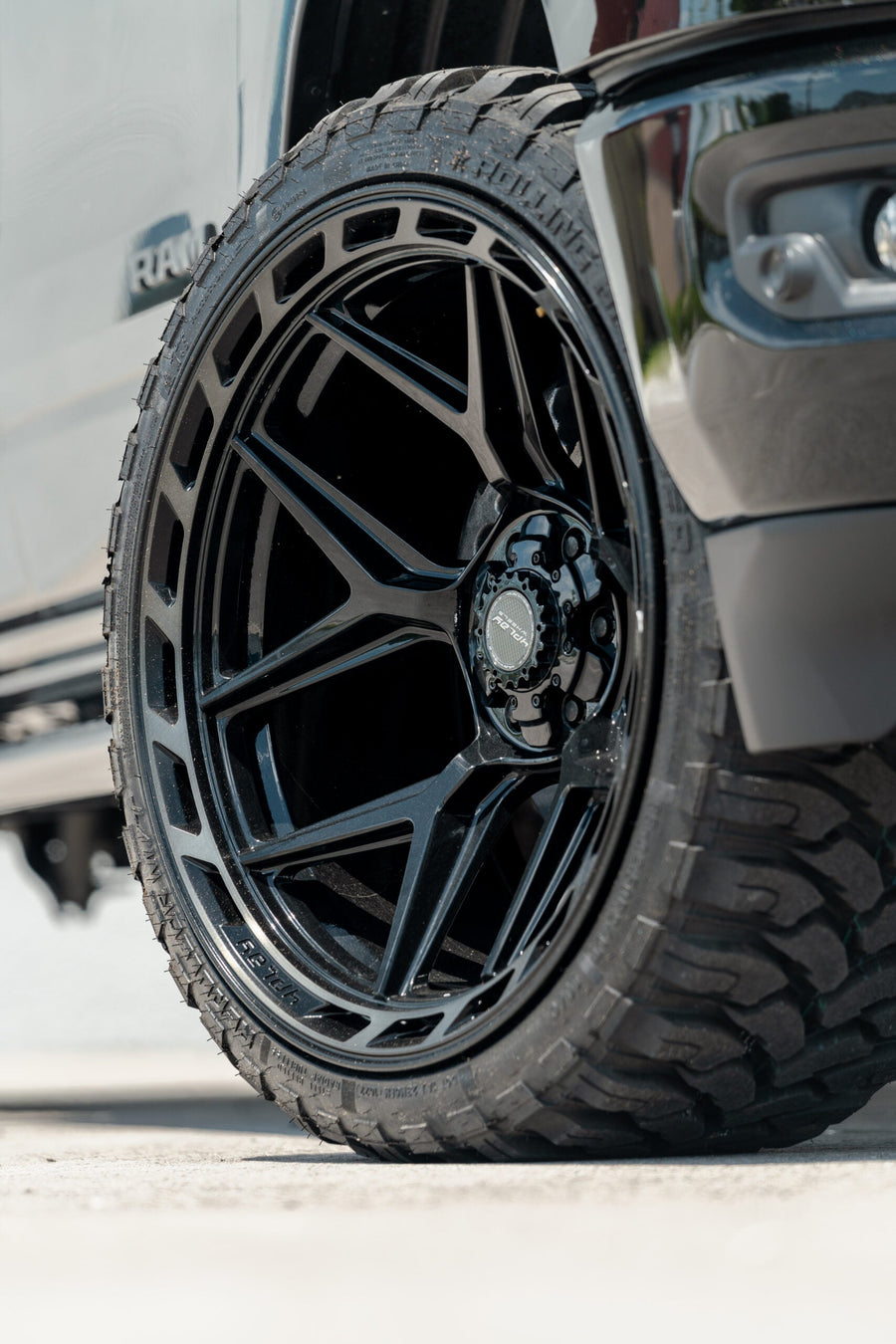 RAM 1500 4PLAY WHEELS 4P55 24X12 33X12.5X24 RBP TIRE LEVELED 2.0 INCH IN FRONT