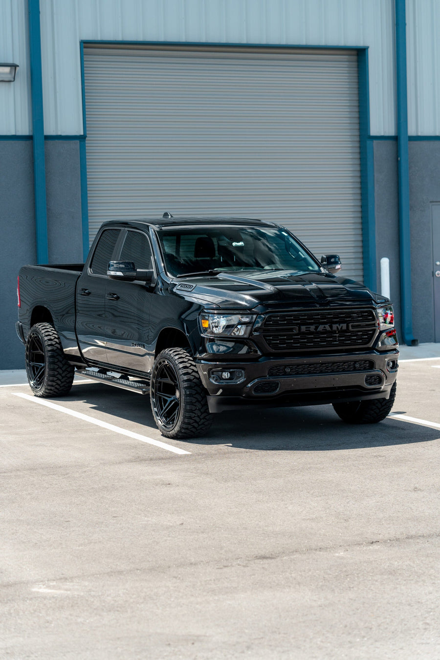RAM 1500 4PLAY WHEELS 4P55 24X12 33X12.5X24 RBP TIRE LEVELED 2.0 INCH IN FRONT