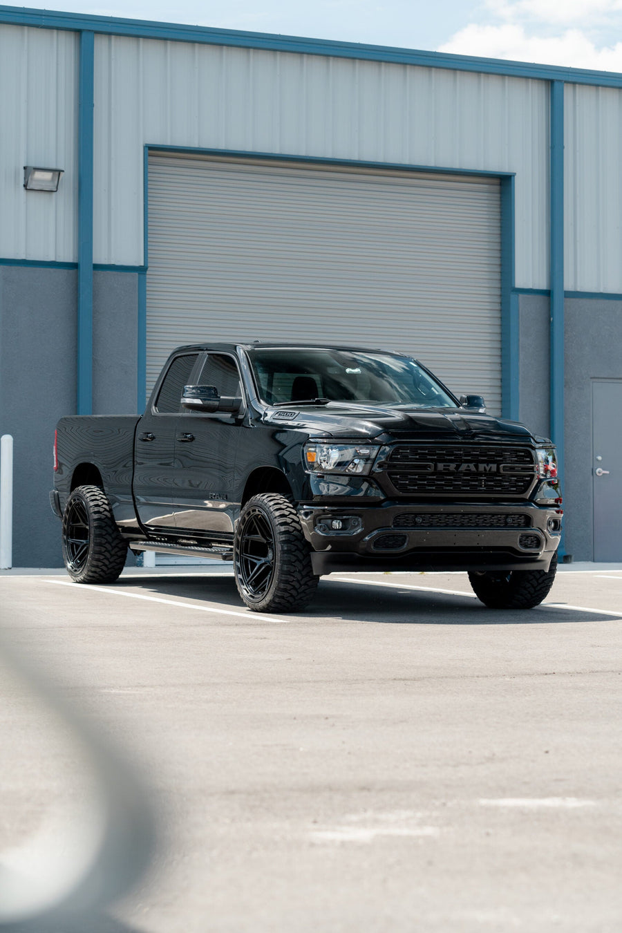 RAM 1500 4PLAY WHEELS 4P55 24X12 33X12.5X24 RBP TIRE LEVELED 2.0 INCH IN FRONT