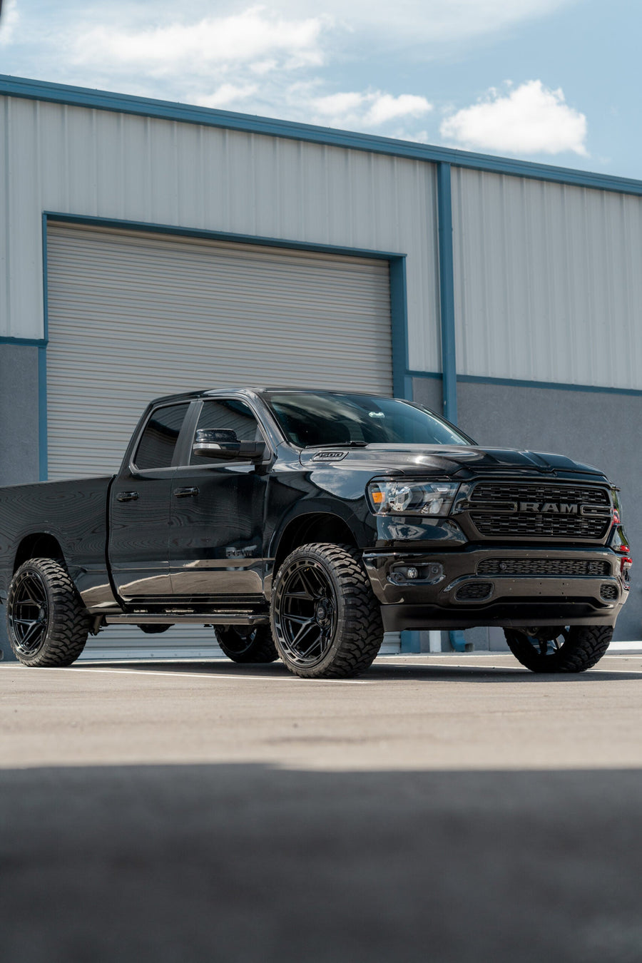 RAM 1500 4PLAY WHEELS 4P55 24X12 33X12.5X24 RBP TIRE LEVELED 2.0 INCH IN FRONT