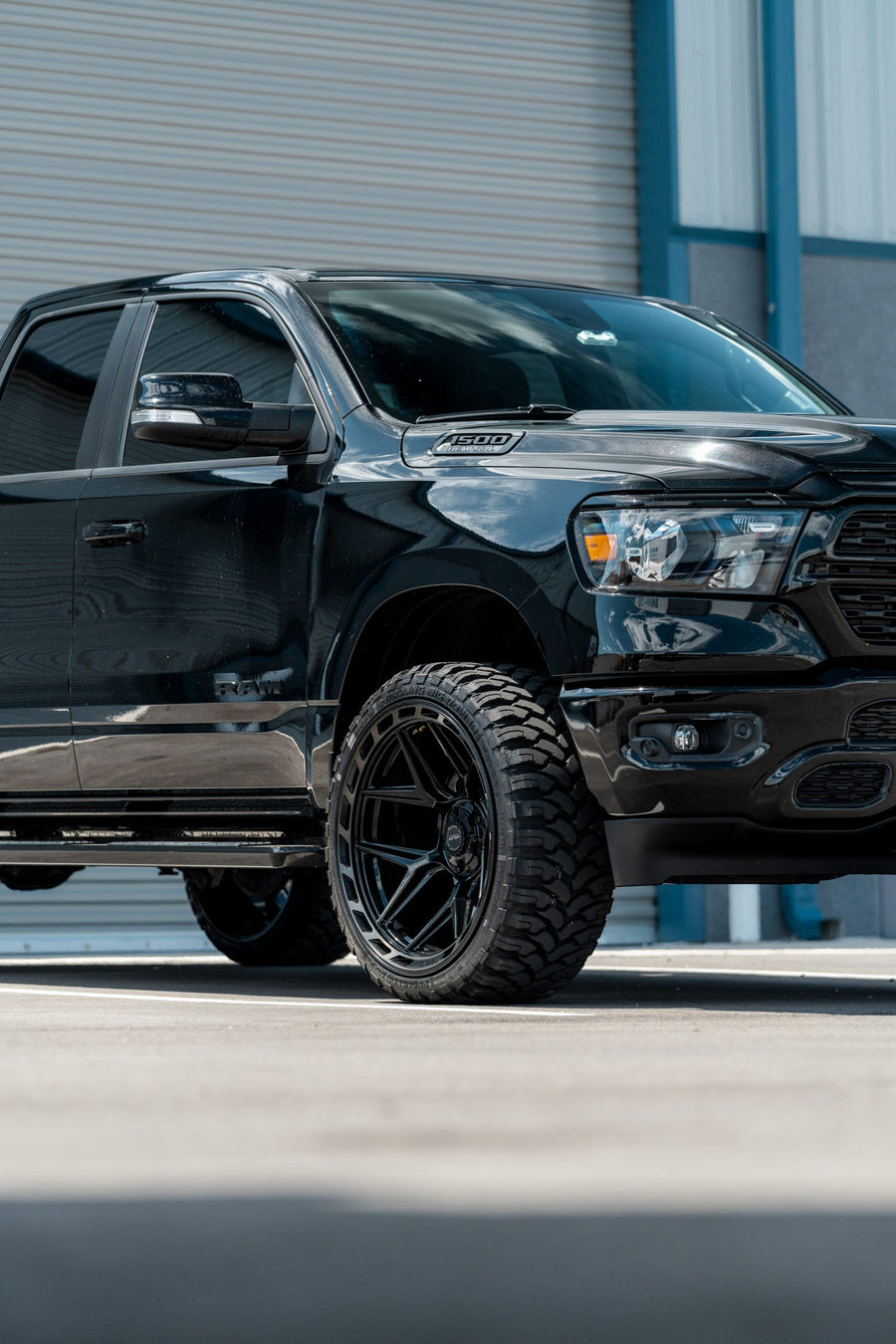 RAM 1500 4PLAY WHEELS 4P55 24X12 33X12.5X24 RBP TIRE LEVELED 2.0 INCH IN FRONT