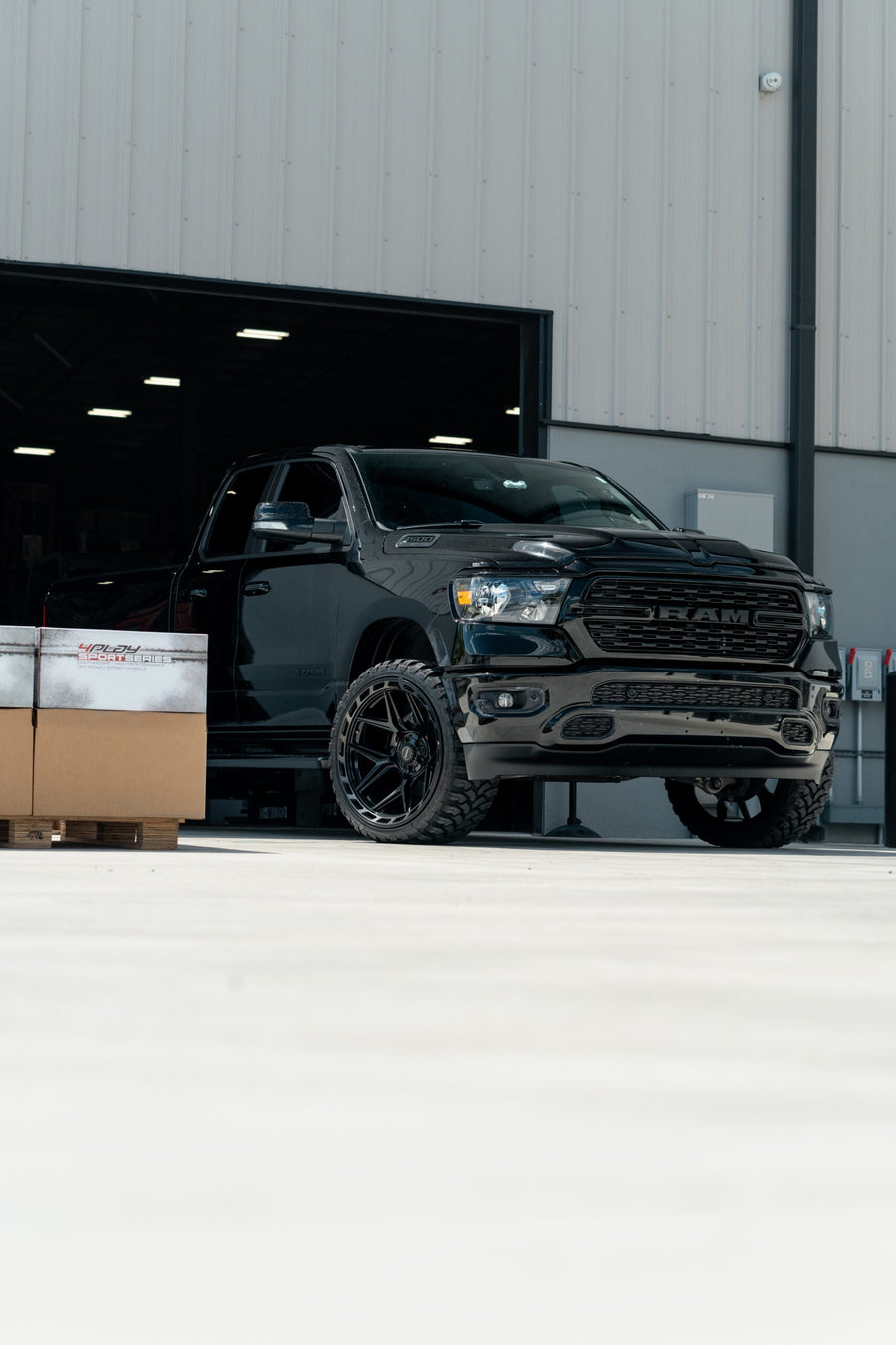 RAM 1500 4PLAY WHEELS 4P55 24X12 33X12.5X24 RBP TIRE LEVELED 2.0 INCH IN FRONT