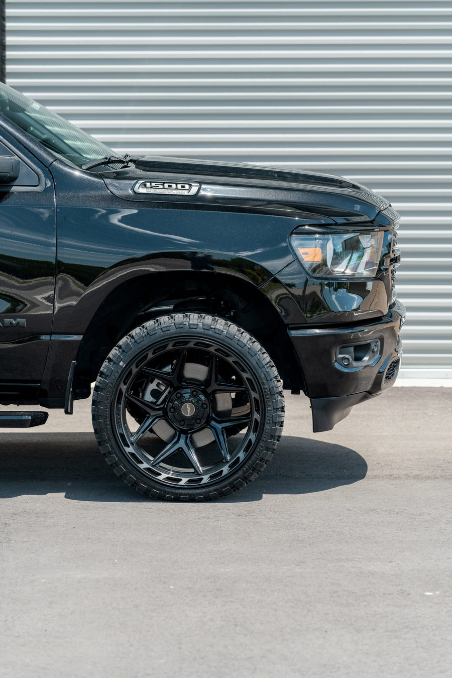 RAM 1500 4PLAY WHEELS 4P55 24X12 33X12.5X24 RBP TIRE LEVELED 2.0 INCH IN FRONT