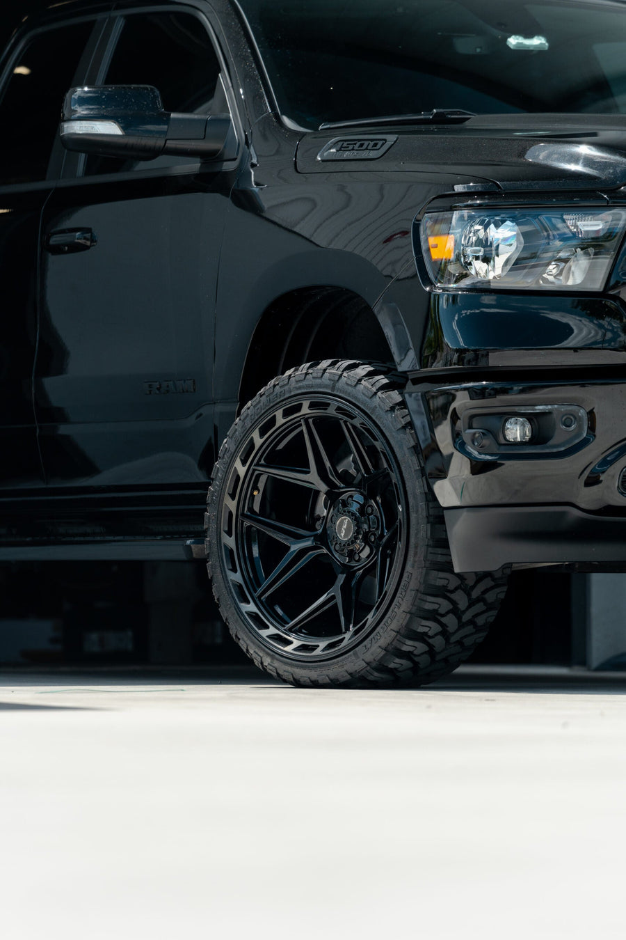 RAM 1500 4PLAY WHEELS 4P55 24X12 33X12.5X24 RBP TIRE LEVELED 2.0 INCH IN FRONT