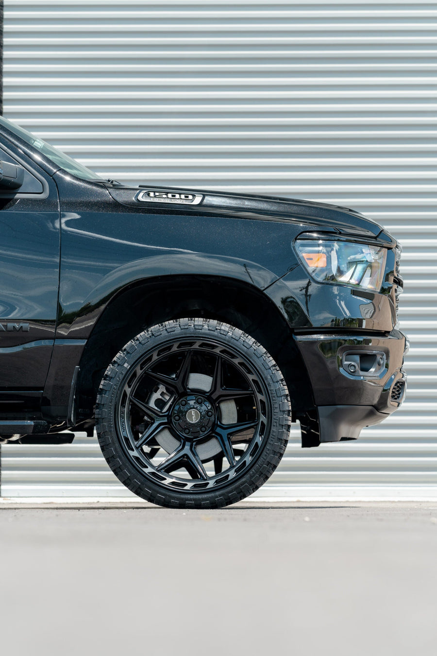 RAM 1500 4PLAY WHEELS 4P55 24X12 33X12.5X24 RBP TIRE LEVELED 2.0 INCH IN FRONT
