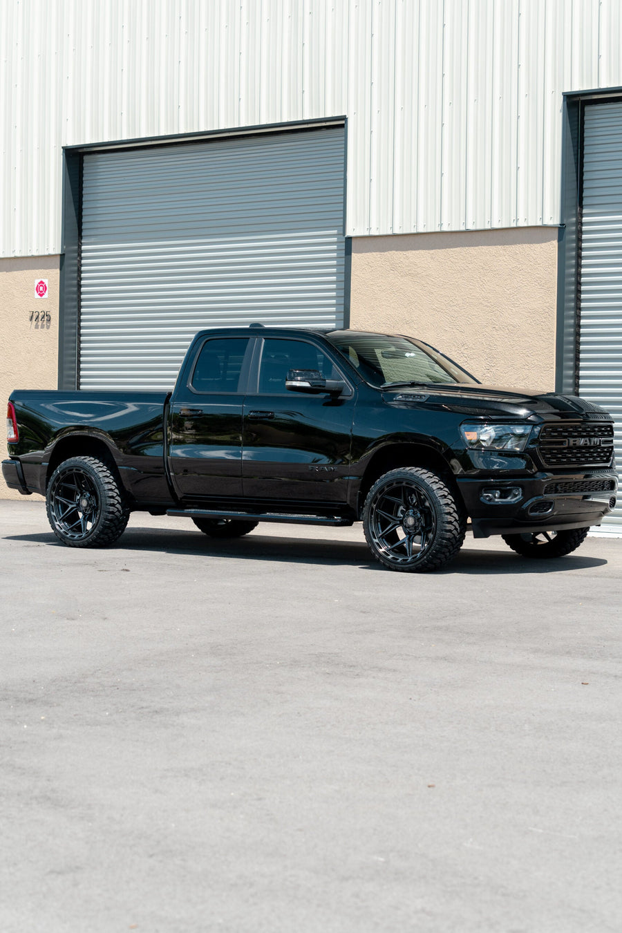 RAM 1500 4PLAY WHEELS 4P55 24X12 33X12.5X24 RBP TIRE LEVELED 2.0 INCH IN FRONT