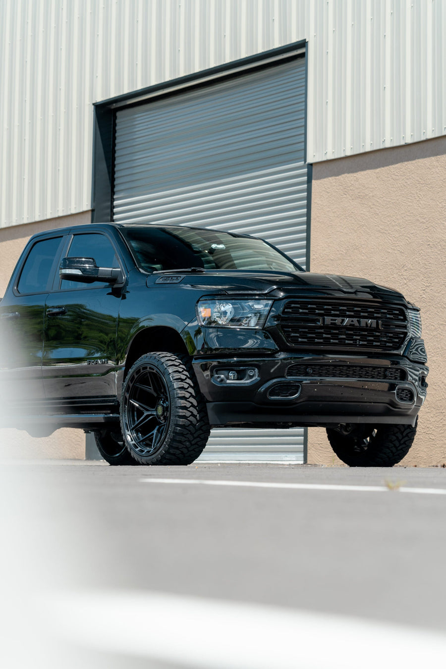 RAM 1500 4PLAY WHEELS 4P55 24X12 33X12.5X24 RBP TIRE LEVELED 2.0 INCH IN FRONT
