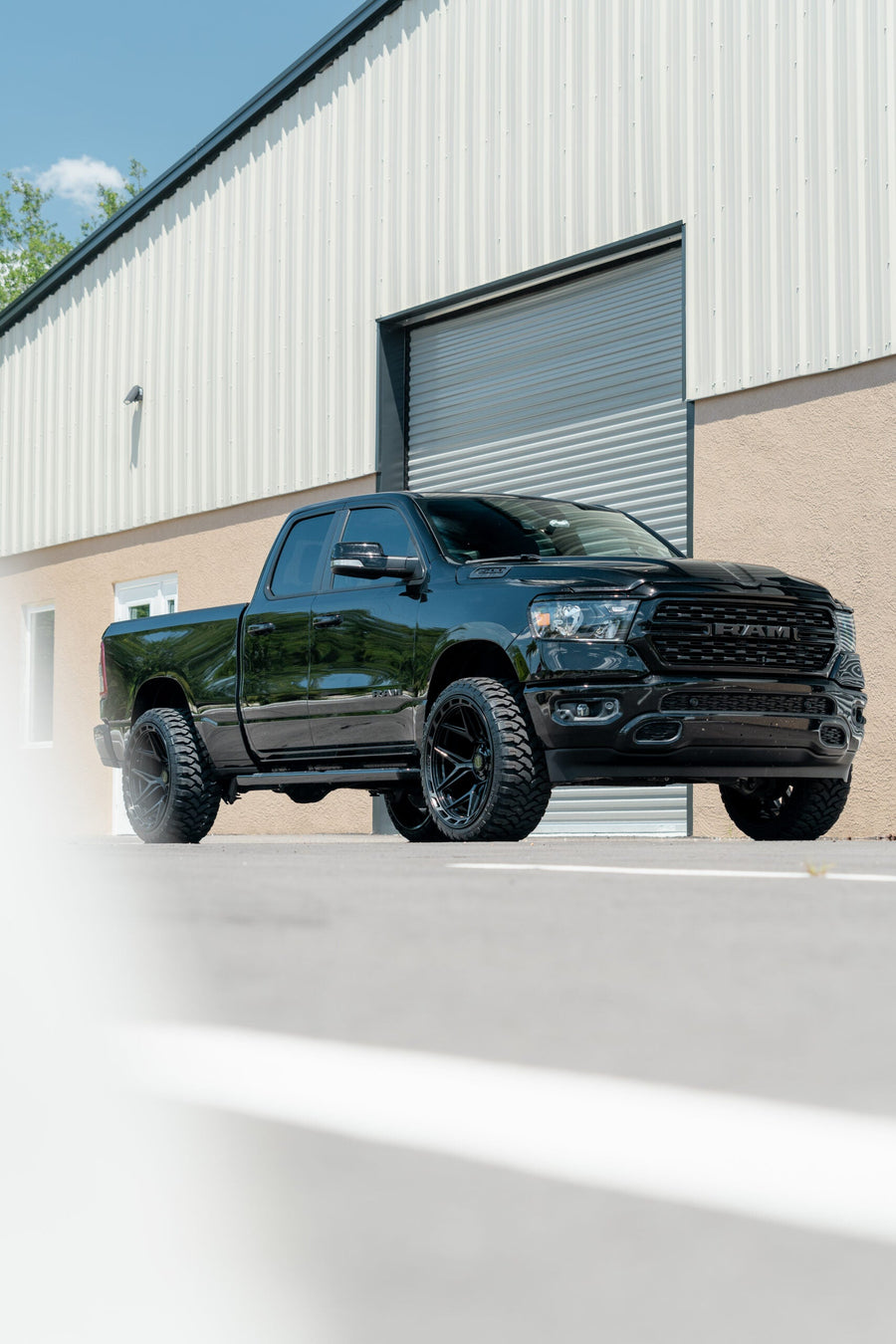 RAM 1500 4PLAY WHEELS 4P55 24X12 33X12.5X24 RBP TIRE LEVELED 2.0 INCH IN FRONT