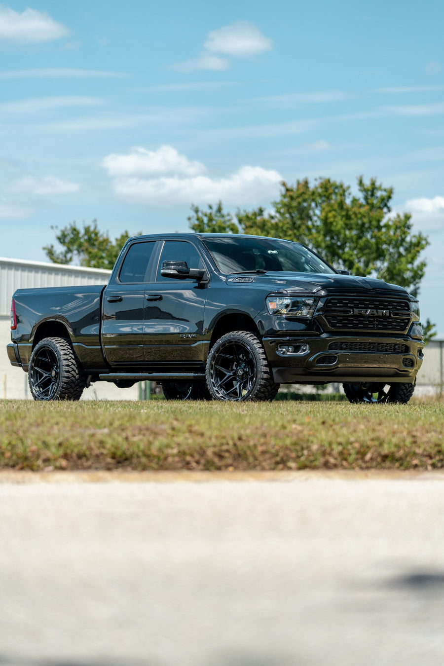 RAM 1500 4PLAY WHEELS 4P55 24X12 33X12.5X24 RBP TIRE LEVELED 2.0 INCH IN FRONT