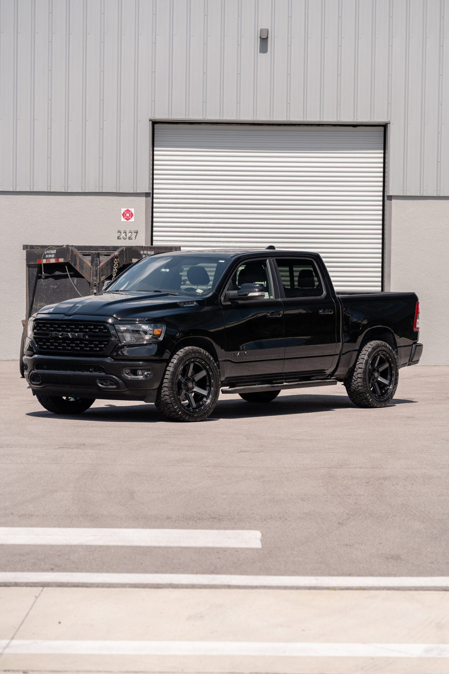 RAM 1500 4PLAY WHEELS 4P63 22X10 285X50X22 NITTO TIRES STOCK SUSPENSION
