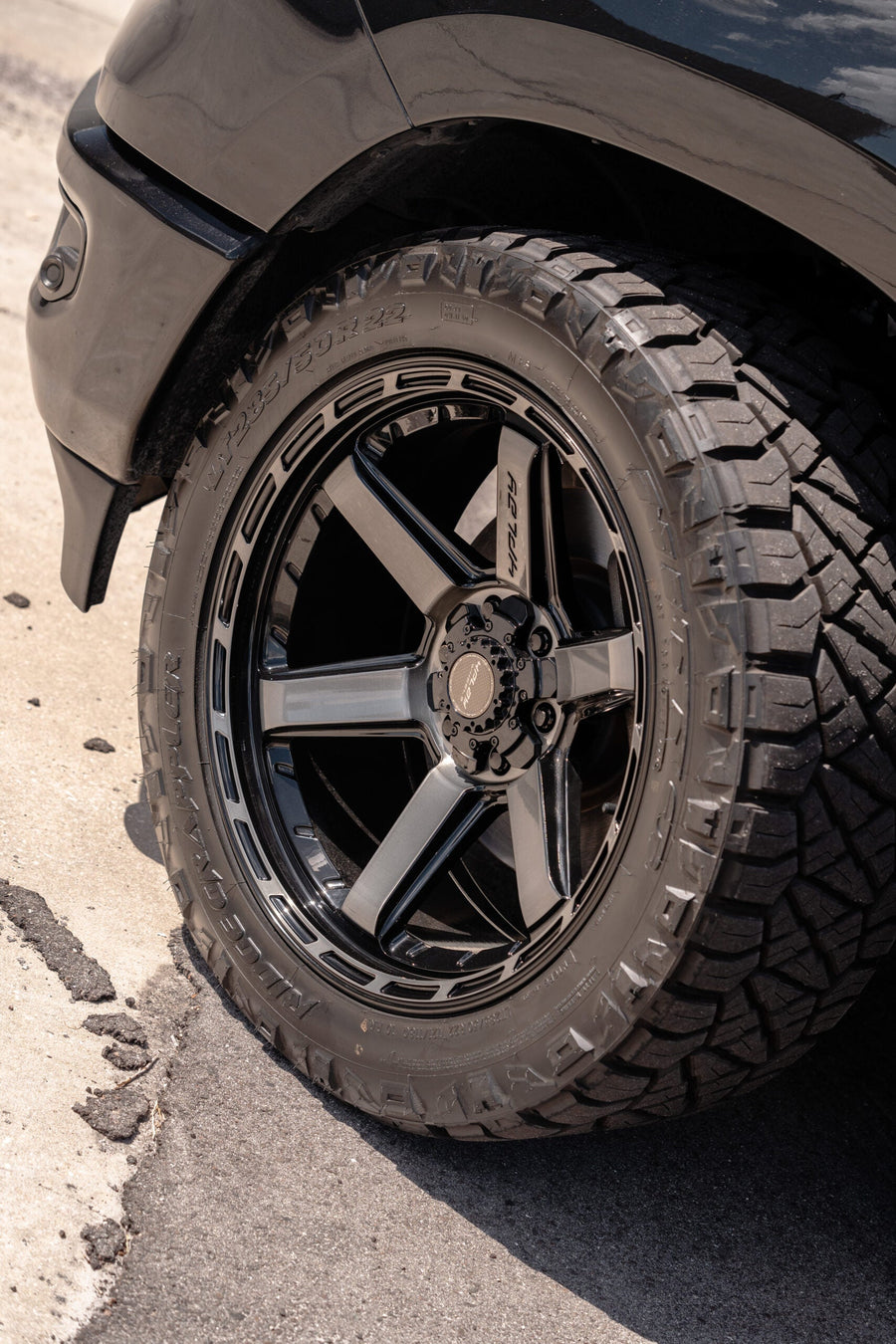 RAM 1500 4PLAY WHEELS 4P63 22X10 285X50X22 NITTO TIRES STOCK SUSPENSION