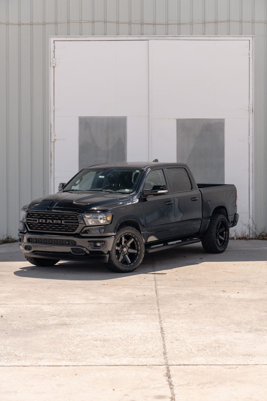 RAM 1500 4PLAY WHEELS 4P63 22X10 285X50X22 NITTO TIRES STOCK SUSPENSION