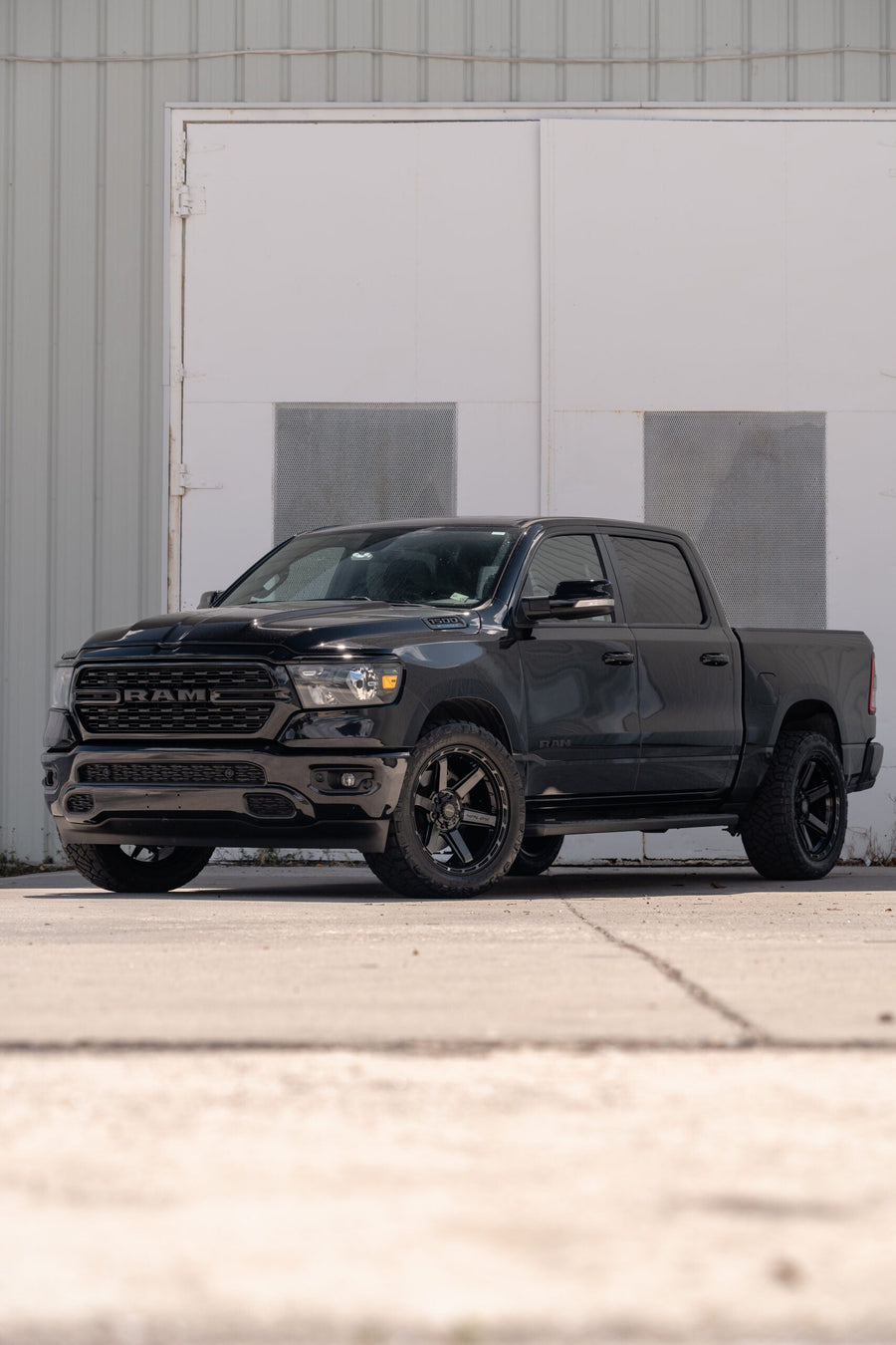 RAM 1500 4PLAY WHEELS 4P63 22X10 285X50X22 NITTO TIRES STOCK SUSPENSION