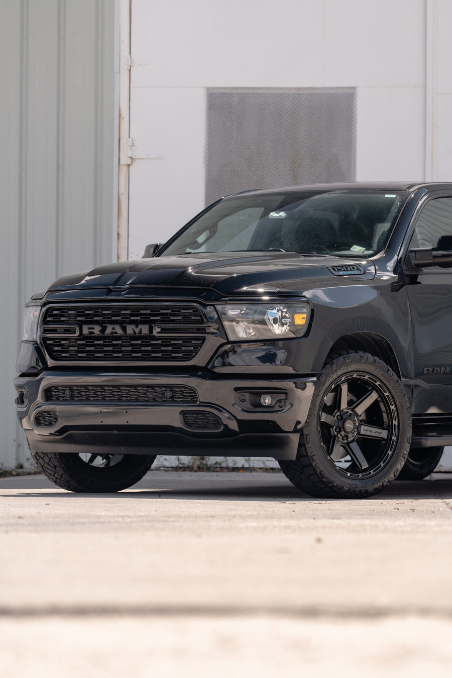 RAM 1500 4PLAY WHEELS 4P63 22X10 285X50X22 NITTO TIRES STOCK SUSPENSION