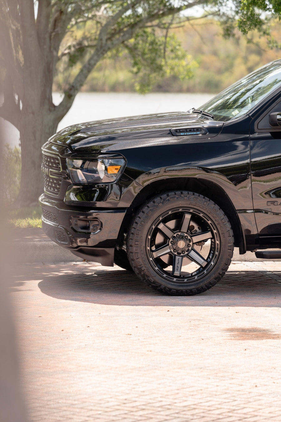RAM 1500 4PLAY WHEELS 4P63 22X10 285X50X22 NITTO TIRES STOCK SUSPENSION