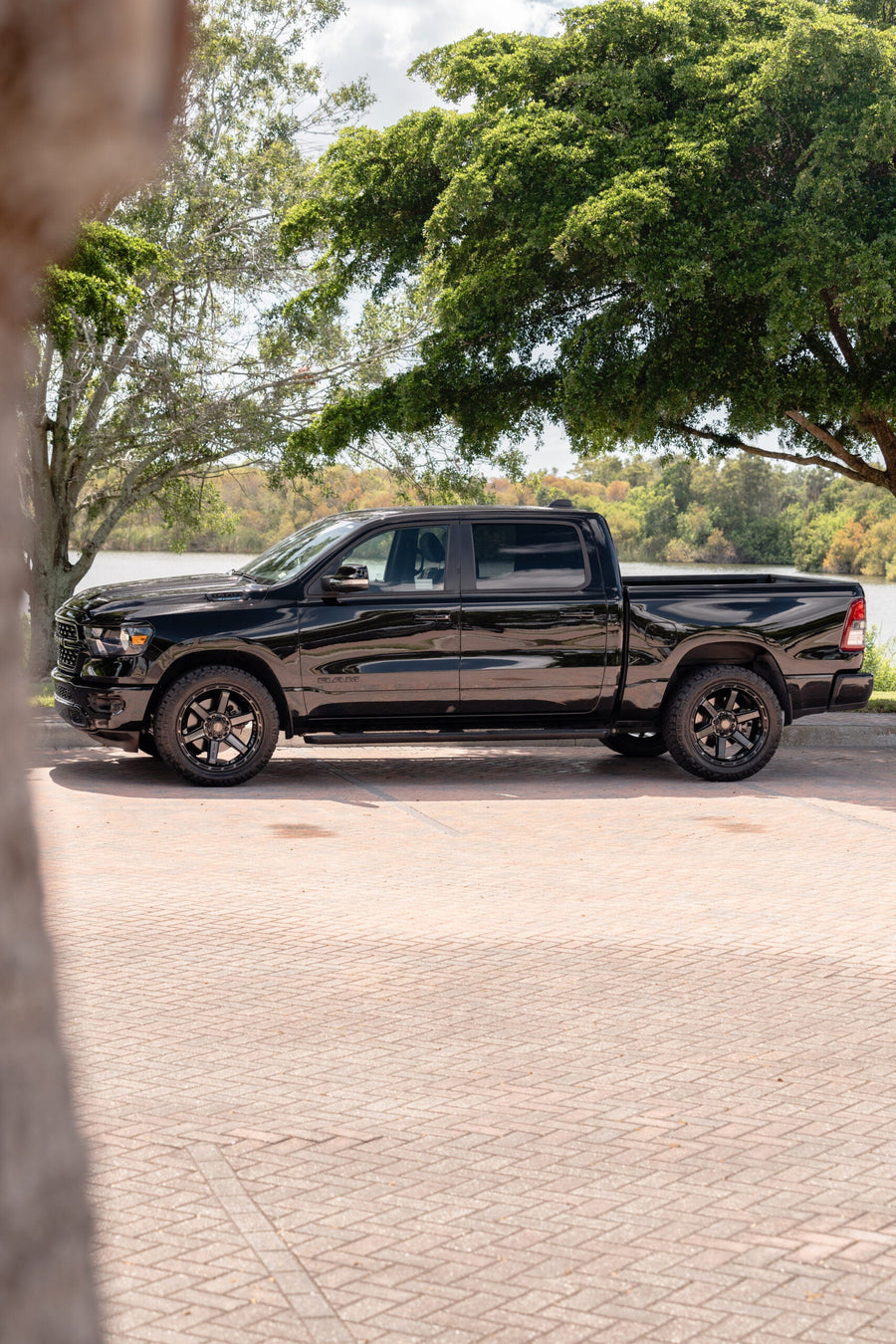 RAM 1500 4PLAY WHEELS 4P63 22X10 285X50X22 NITTO TIRES STOCK SUSPENSION