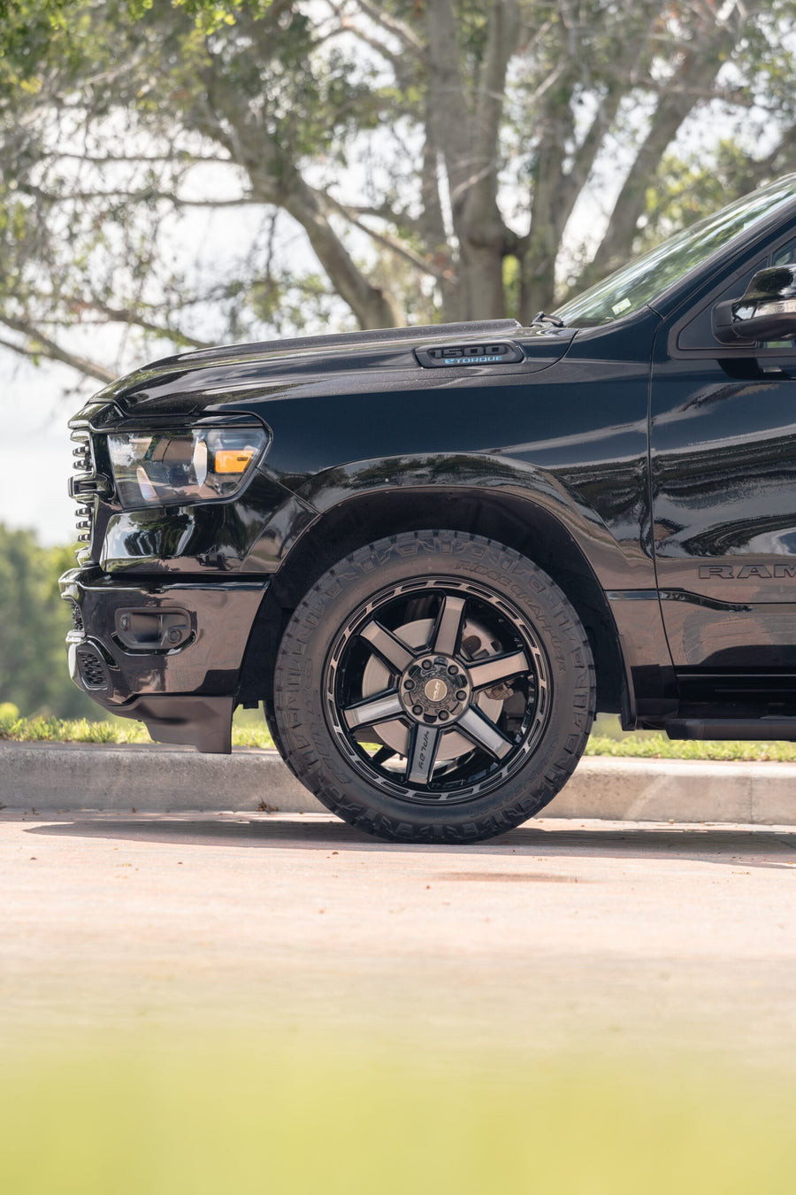 RAM 1500 4PLAY WHEELS 4P63 22X10 285X50X22 NITTO TIRES STOCK SUSPENSION