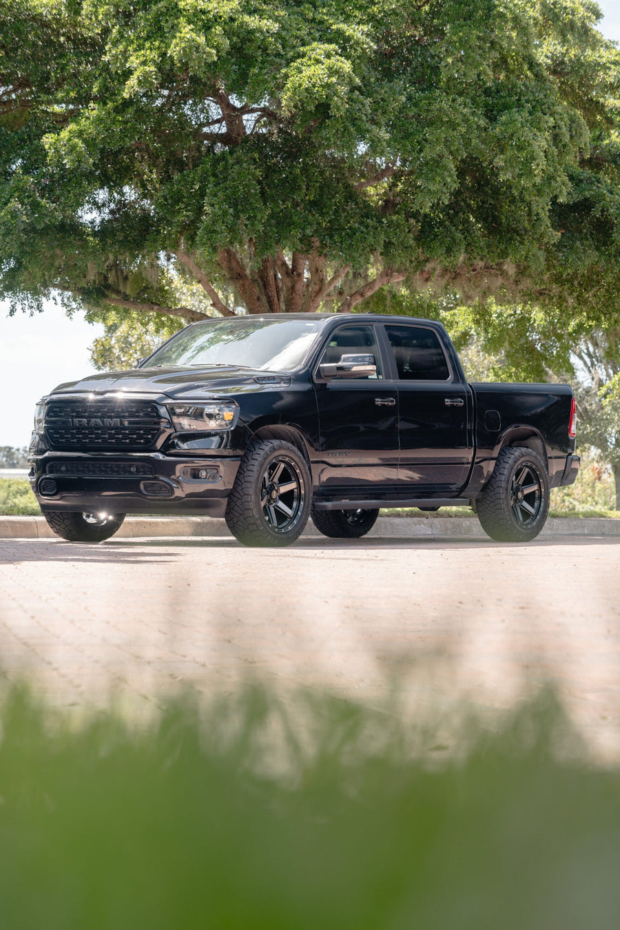 RAM 1500 4PLAY WHEELS 4P63 22X10 285X50X22 NITTO TIRES STOCK SUSPENSION