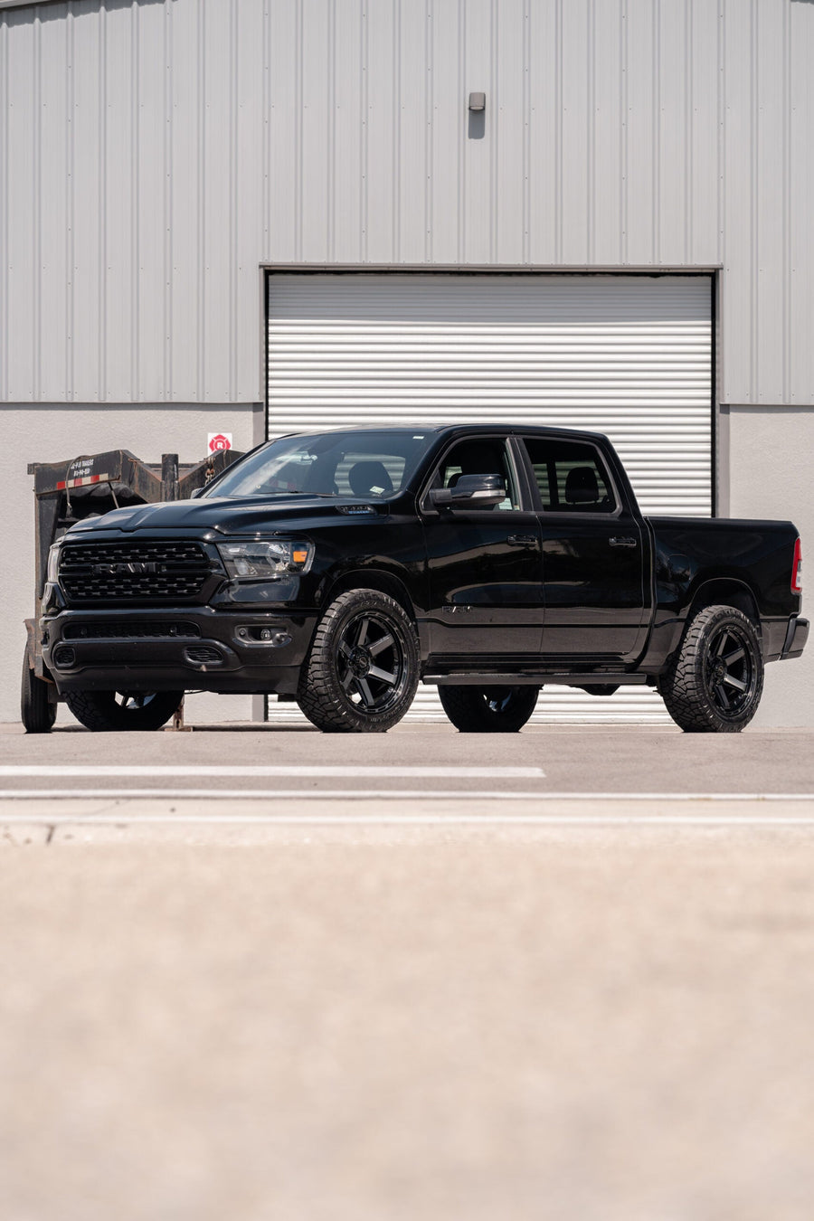 RAM 1500 4PLAY WHEELS 4P63 22X10 285X50X22 NITTO TIRES STOCK SUSPENSION
