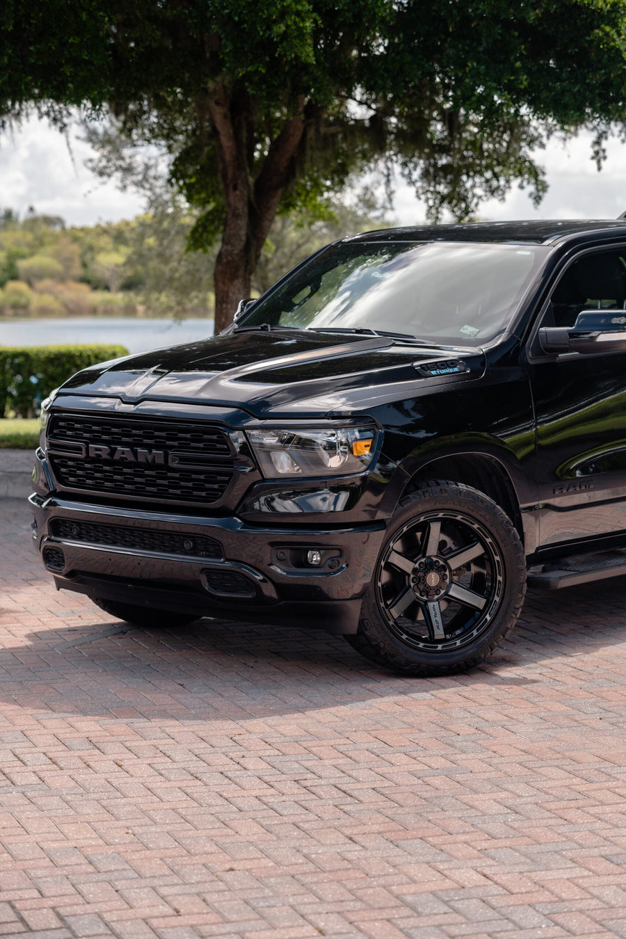RAM 1500 4PLAY WHEELS 4P63 22X10 285X50X22 NITTO TIRES STOCK SUSPENSION