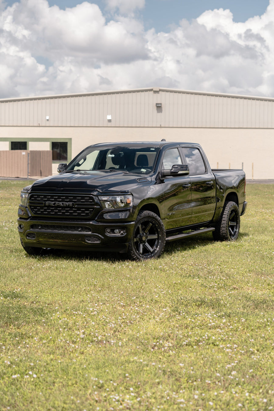 RAM 1500 4PLAY WHEELS 4P63 22X10 285X50X22 NITTO TIRES STOCK SUSPENSION