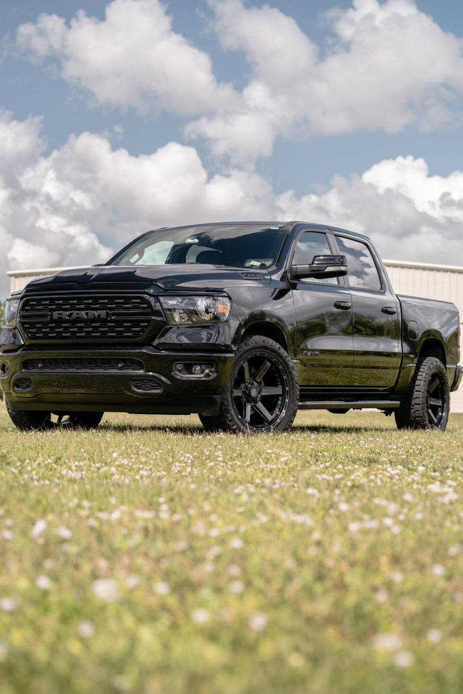 RAM 1500 4PLAY WHEELS 4P63 22X10 285X50X22 NITTO TIRES STOCK SUSPENSION
