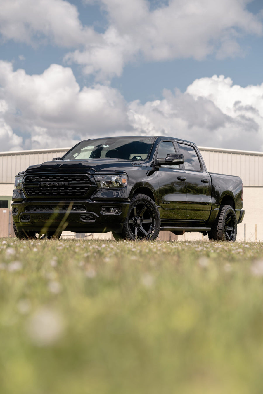 RAM 1500 4PLAY WHEELS 4P63 22X10 285X50X22 NITTO TIRES STOCK SUSPENSION