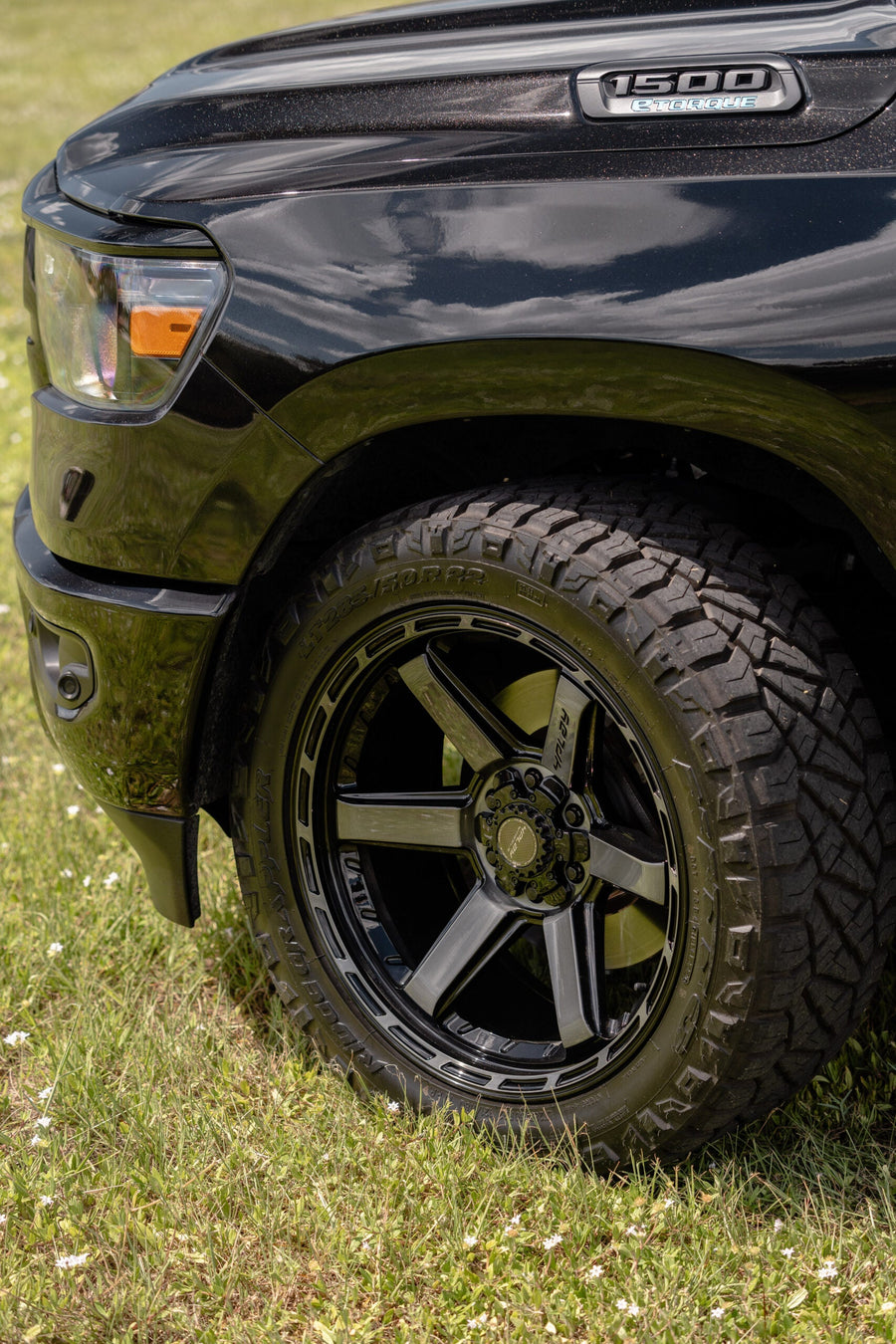 RAM 1500 4PLAY WHEELS 4P63 22X10 285X50X22 NITTO TIRES STOCK SUSPENSION
