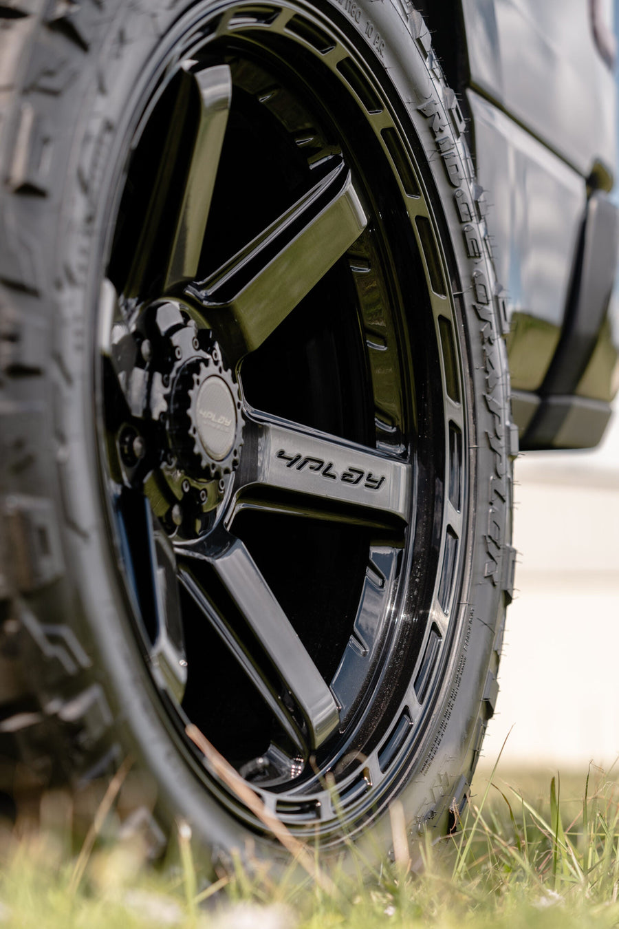 RAM 1500 4PLAY WHEELS 4P63 22X10 285X50X22 NITTO TIRES STOCK SUSPENSION