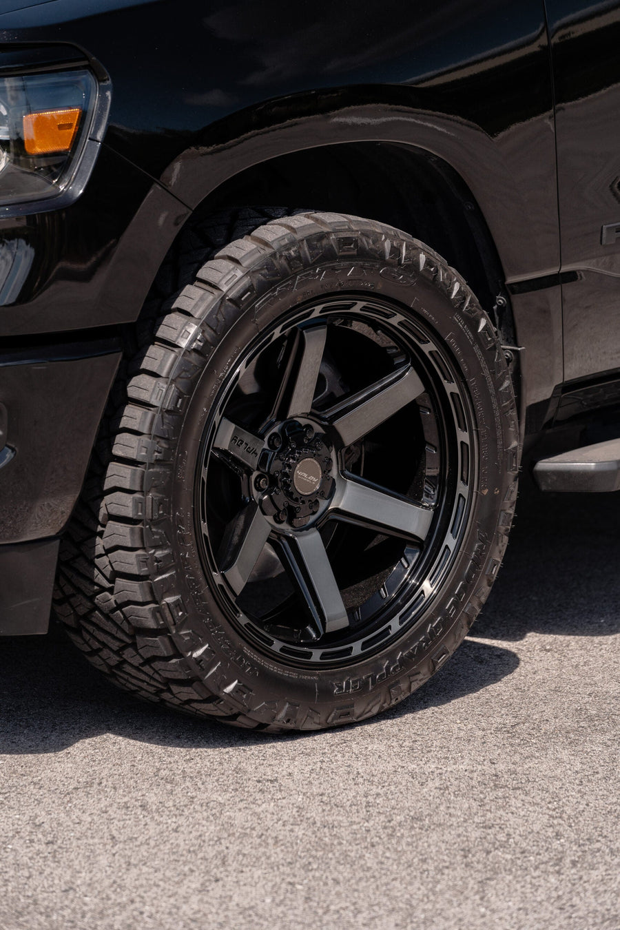 RAM 1500 4PLAY WHEELS 4P63 22X10 285X50X22 NITTO TIRES STOCK SUSPENSION