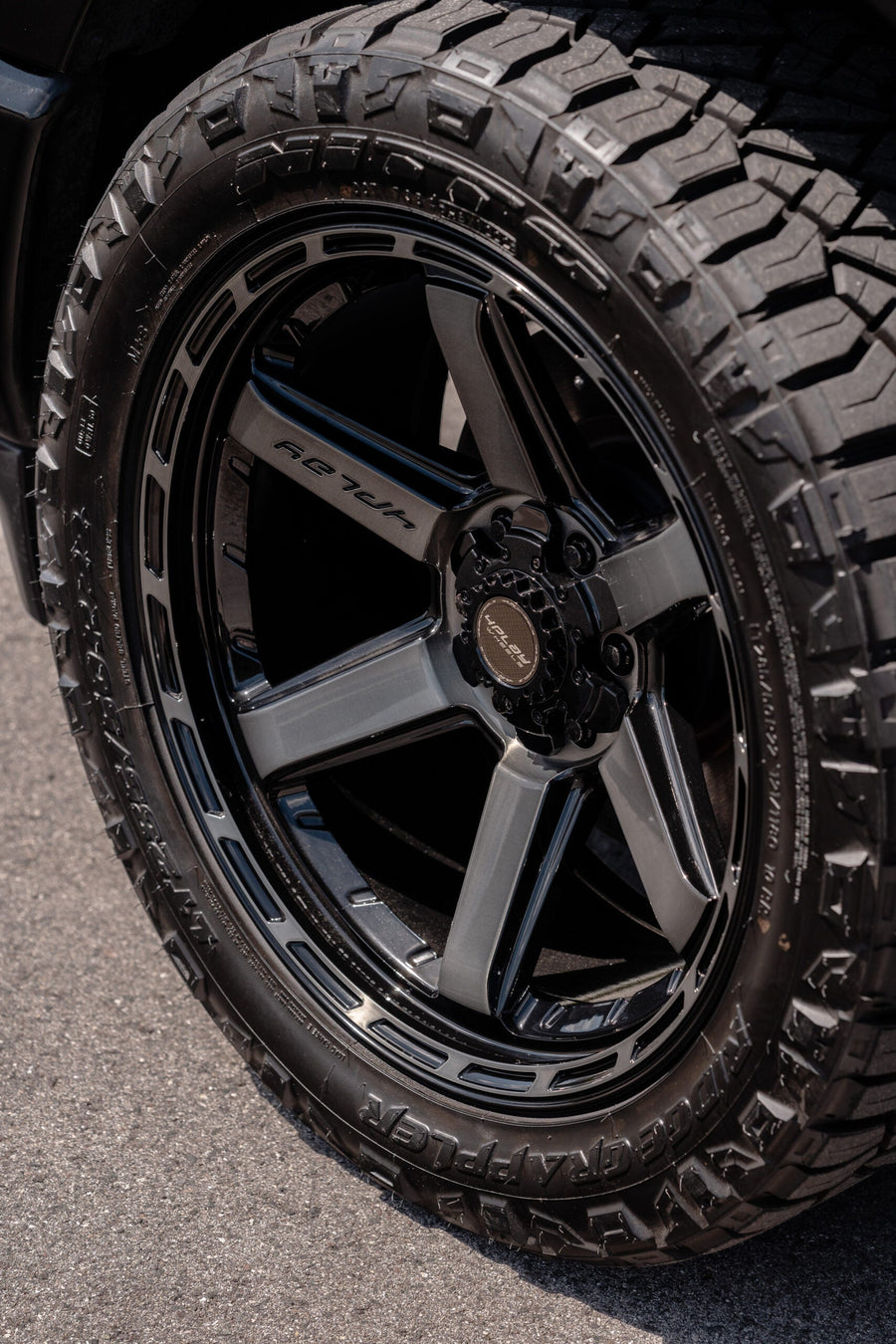RAM 1500 4PLAY WHEELS 4P63 22X10 285X50X22 NITTO TIRES STOCK SUSPENSION