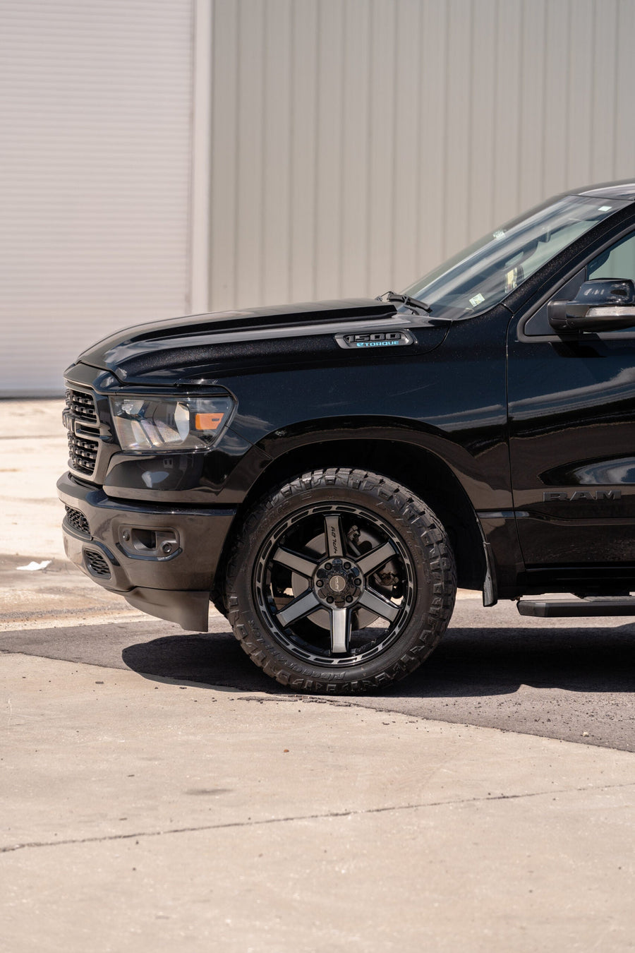 RAM 1500 4PLAY WHEELS 4P63 22X10 285X50X22 NITTO TIRES STOCK SUSPENSION