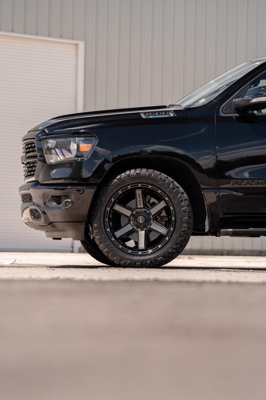 RAM 1500 4PLAY WHEELS 4P63 22X10 285X50X22 NITTO TIRES STOCK SUSPENSION