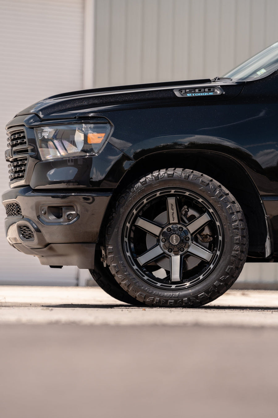 RAM 1500 4PLAY WHEELS 4P63 22X10 285X50X22 NITTO TIRES STOCK SUSPENSION