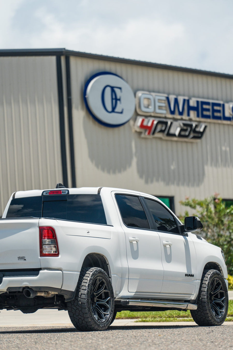RAM 1500 4PLAY WHEELS 4P83 22X10 285X50X22 TOYO TIRES STOCK SUSPENSION
