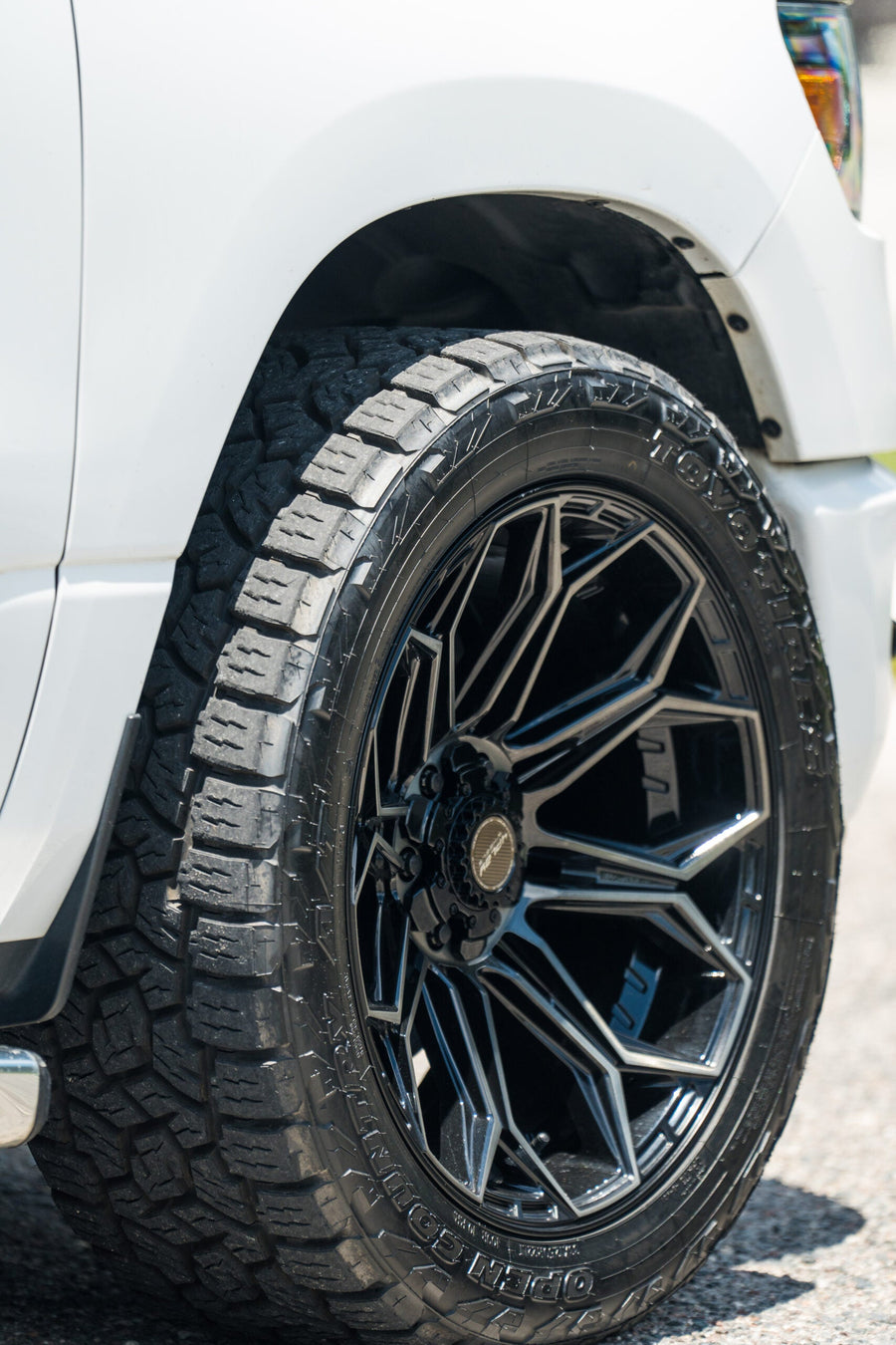 RAM 1500 4PLAY WHEELS 4P83 22X10 285X50X22 TOYO TIRES STOCK SUSPENSION
