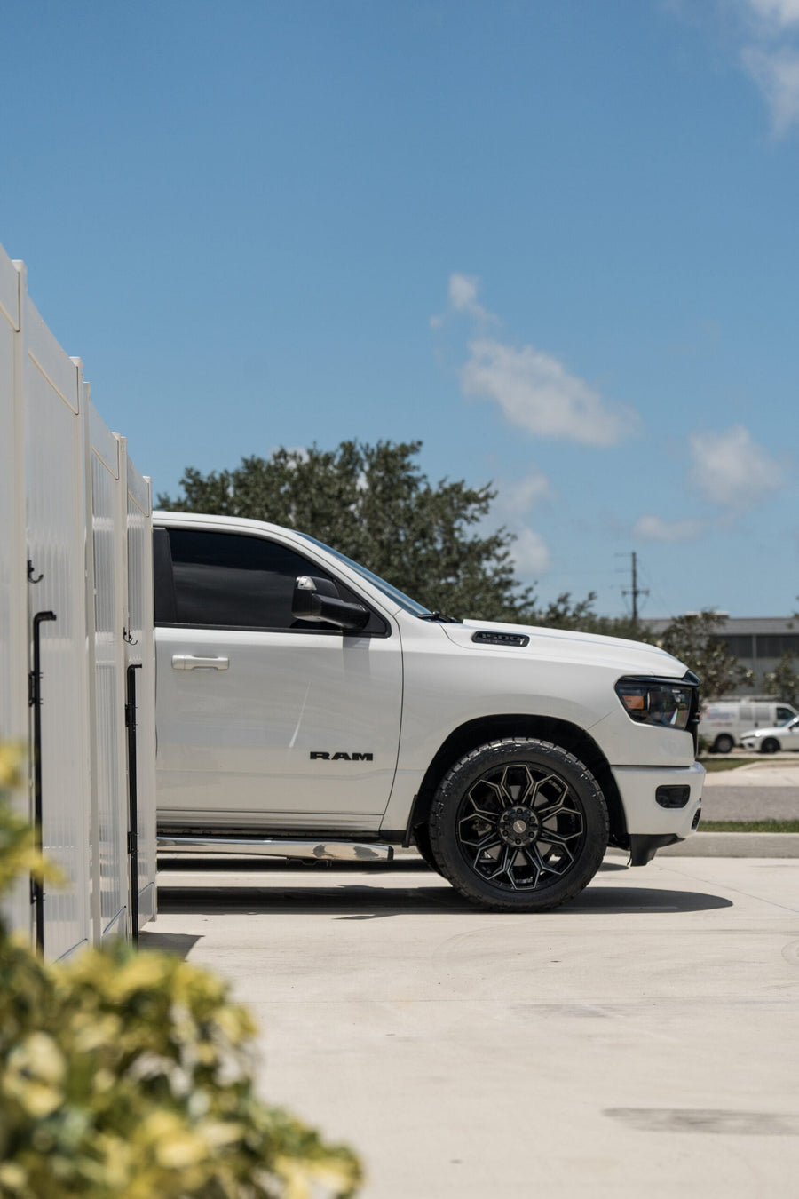 RAM 1500 4PLAY WHEELS 4P83 22X10 285X50X22 TOYO TIRES STOCK SUSPENSION