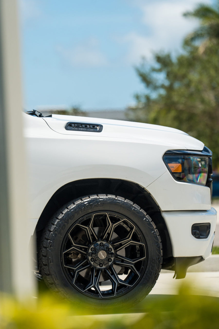 RAM 1500 4PLAY WHEELS 4P83 22X10 285X50X22 TOYO TIRES STOCK SUSPENSION
