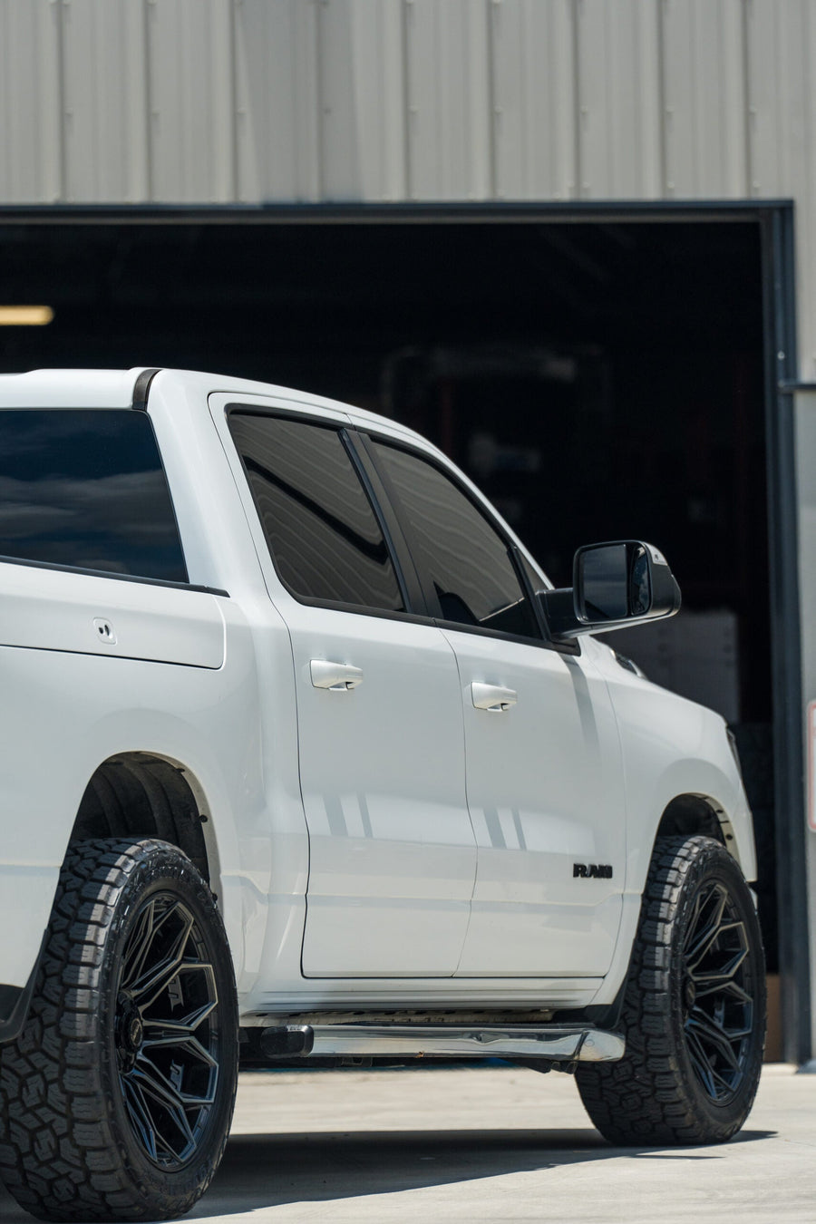 RAM 1500 4PLAY WHEELS 4P83 22X10 285X50X22 TOYO TIRES STOCK SUSPENSION