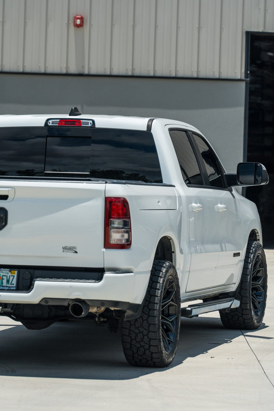 RAM 1500 4PLAY WHEELS 4P83 22X10 285X50X22 TOYO TIRES STOCK SUSPENSION