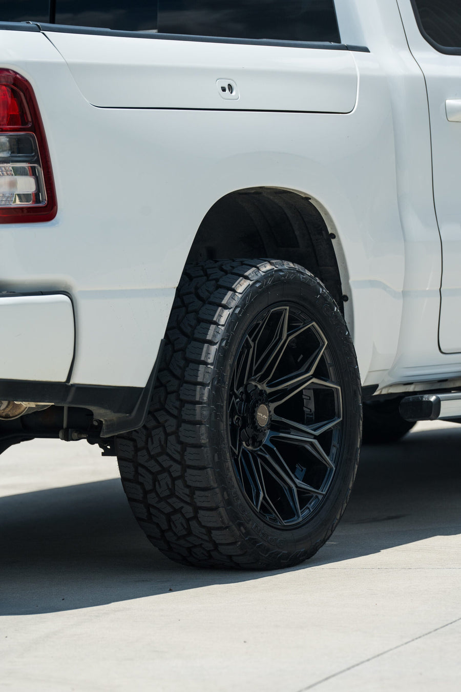 RAM 1500 4PLAY WHEELS 4P83 22X10 285X50X22 TOYO TIRES STOCK SUSPENSION