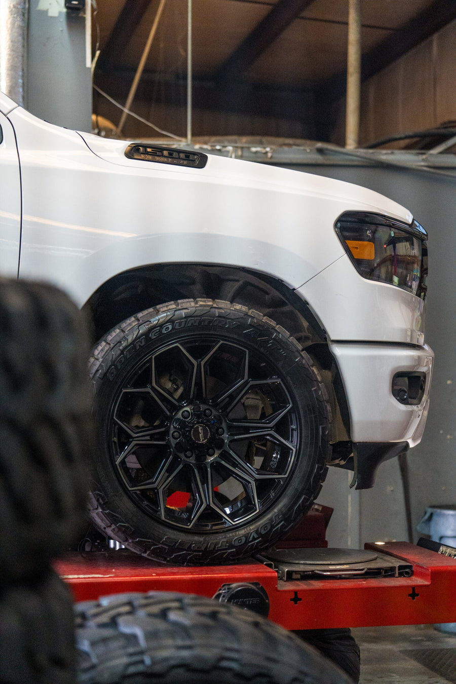RAM 1500 4PLAY WHEELS 4P83 22X10 285X50X22 TOYO TIRES STOCK SUSPENSION