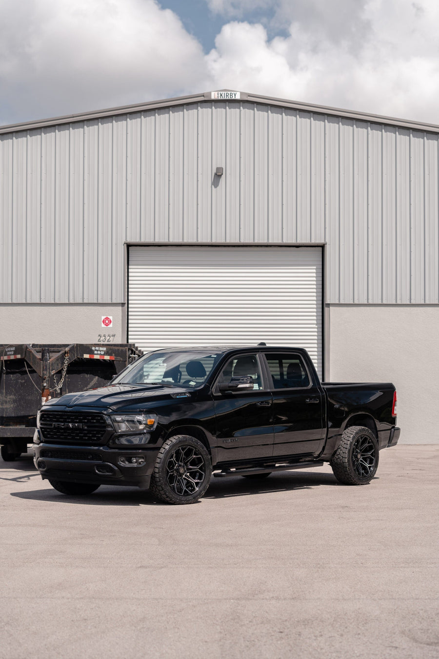 RAM 1500 4PLAY WHEELS 4P83 22X10 33X12.5X22 TOYO TIRES STOCK SUSPENSION