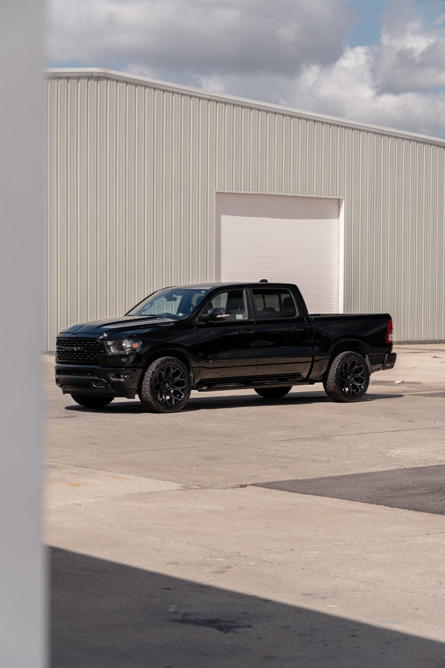 RAM 1500 4PLAY WHEELS 4P83 22X10 33X12.5X22 TOYO TIRES STOCK SUSPENSION