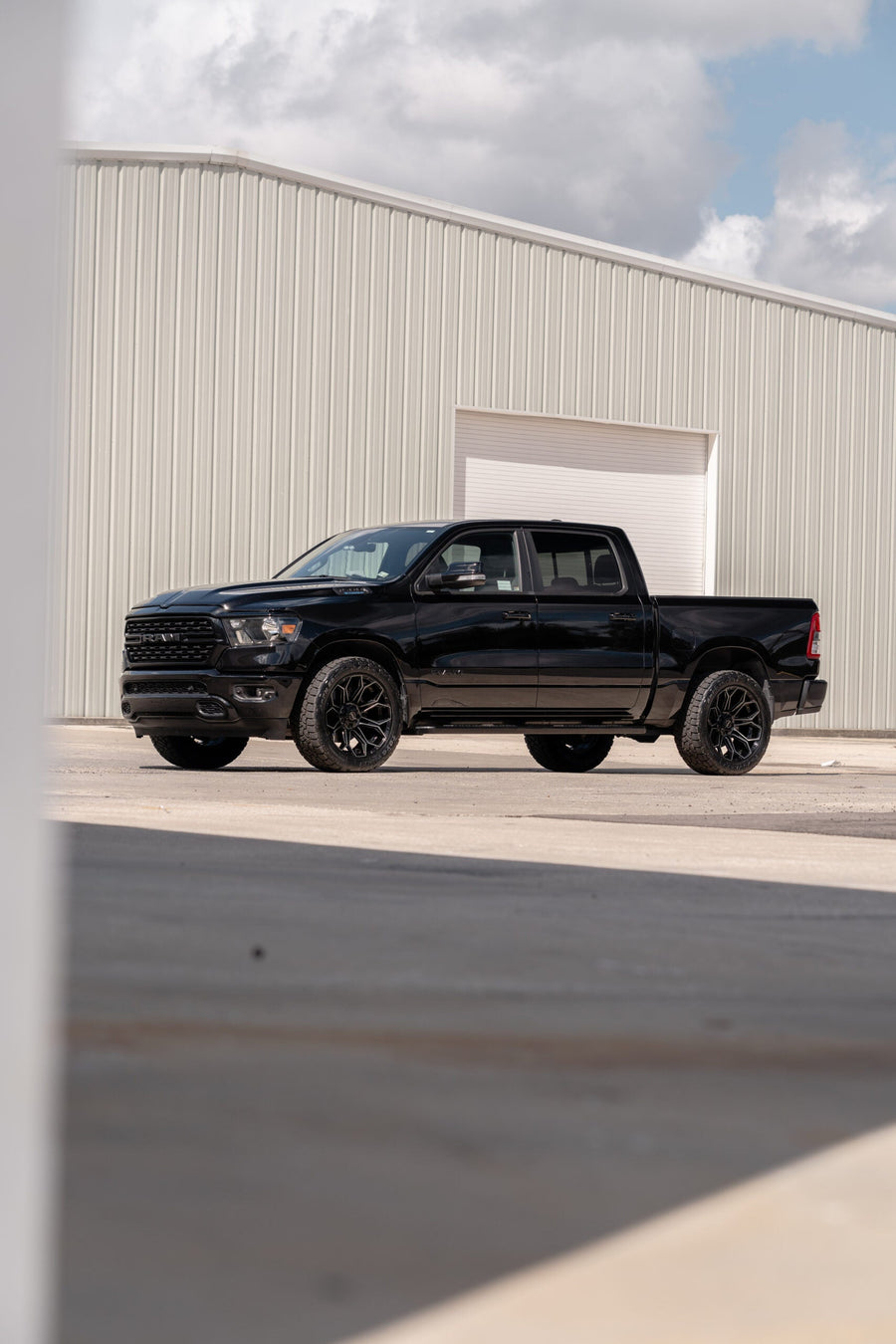 RAM 1500 4PLAY WHEELS 4P83 22X10 33X12.5X22 TOYO TIRES STOCK SUSPENSION