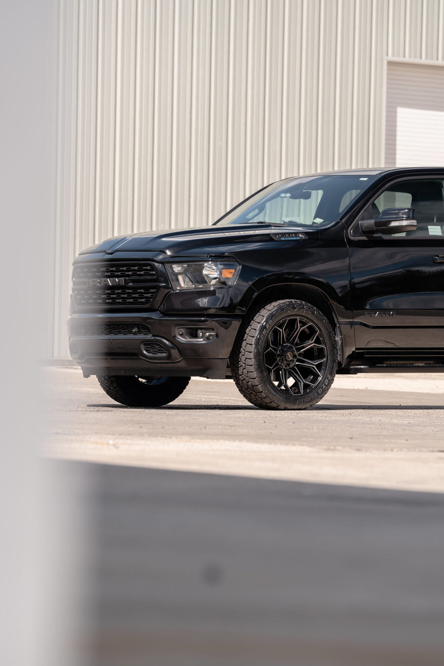 RAM 1500 4PLAY WHEELS 4P83 22X10 33X12.5X22 TOYO TIRES STOCK SUSPENSION