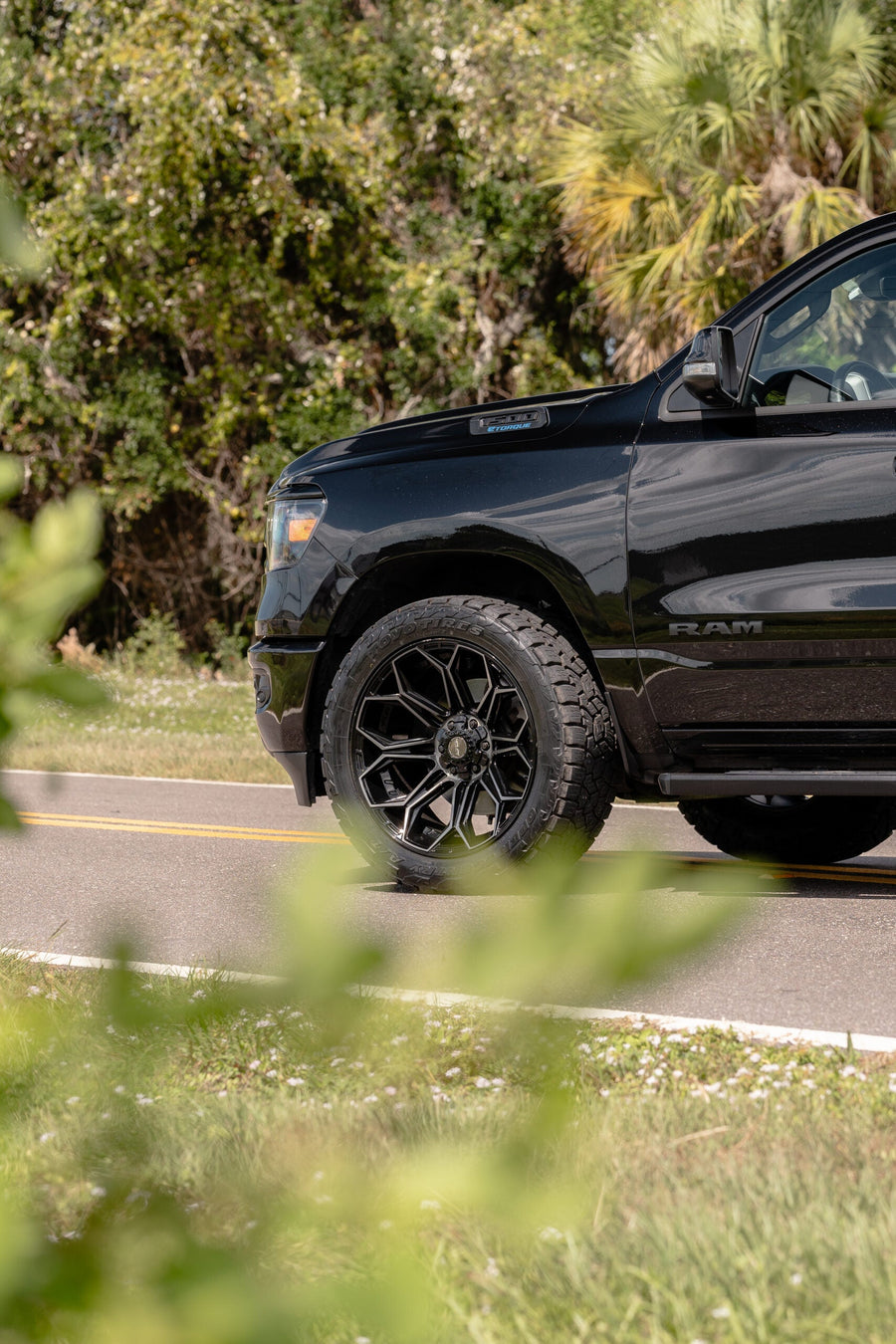 RAM 1500 4PLAY WHEELS 4P83 22X10 33X12.5X22 TOYO TIRES STOCK SUSPENSION