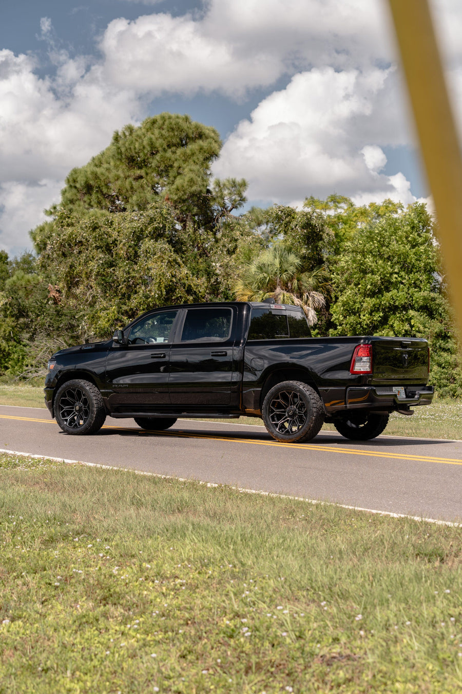 RAM 1500 4PLAY WHEELS 4P83 22X10 33X12.5X22 TOYO TIRES STOCK SUSPENSION
