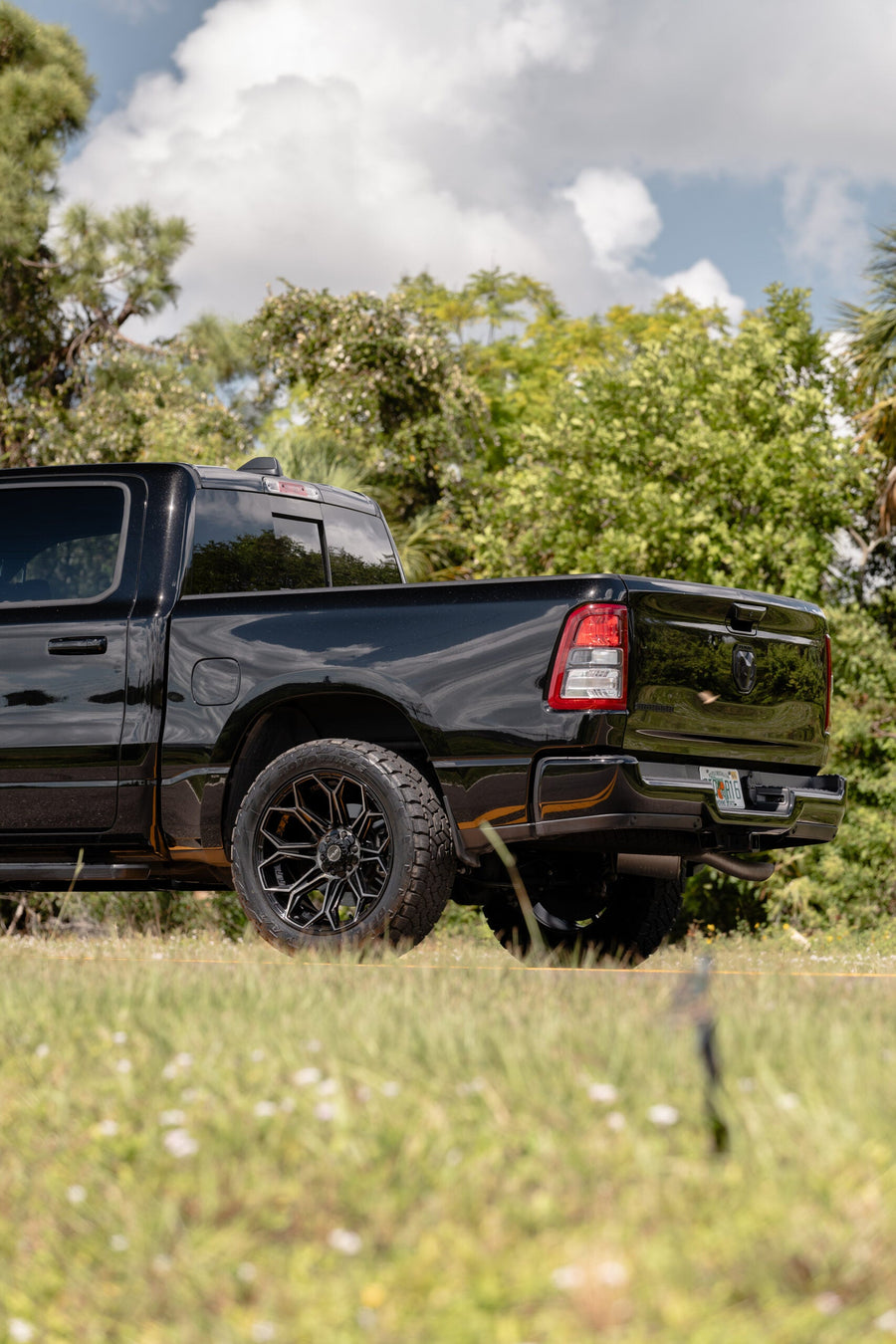 RAM 1500 4PLAY WHEELS 4P83 22X10 33X12.5X22 TOYO TIRES STOCK SUSPENSION